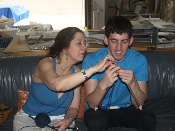 chris-teaching-the-art-of-knitting-2